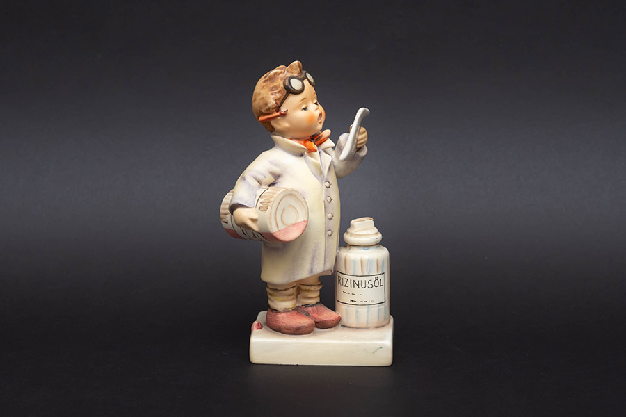 ゲーベル フンメル人形 『Little Pharmacist（小さな薬剤師）』