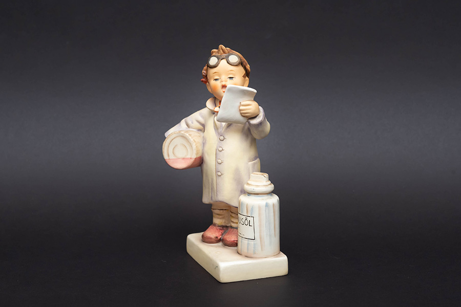 ゲーベル フンメル人形 『Little Pharmacist（小さな薬剤師）』